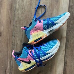 Great condition Nike LeBron Witness VII basketball shoes size 9